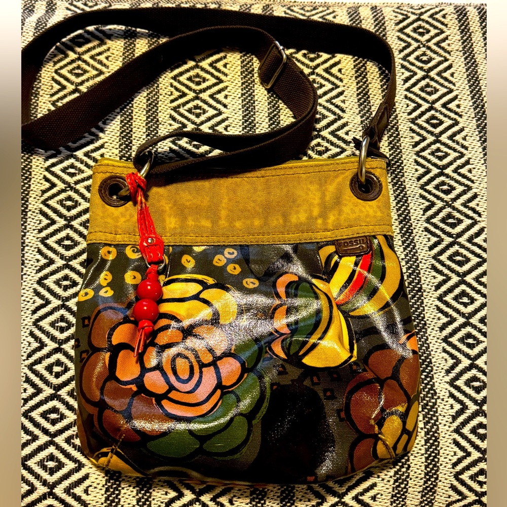 Used Fossil Key-Per purse. Some wear but in good condition.